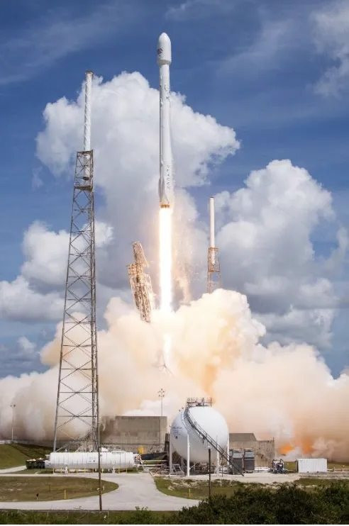 Tên lửa Falcon 9 của SpaceX đã viết nên cuộc cách mạng trong ngành hàng không vũ trụ. Ảnh: SpaceX.