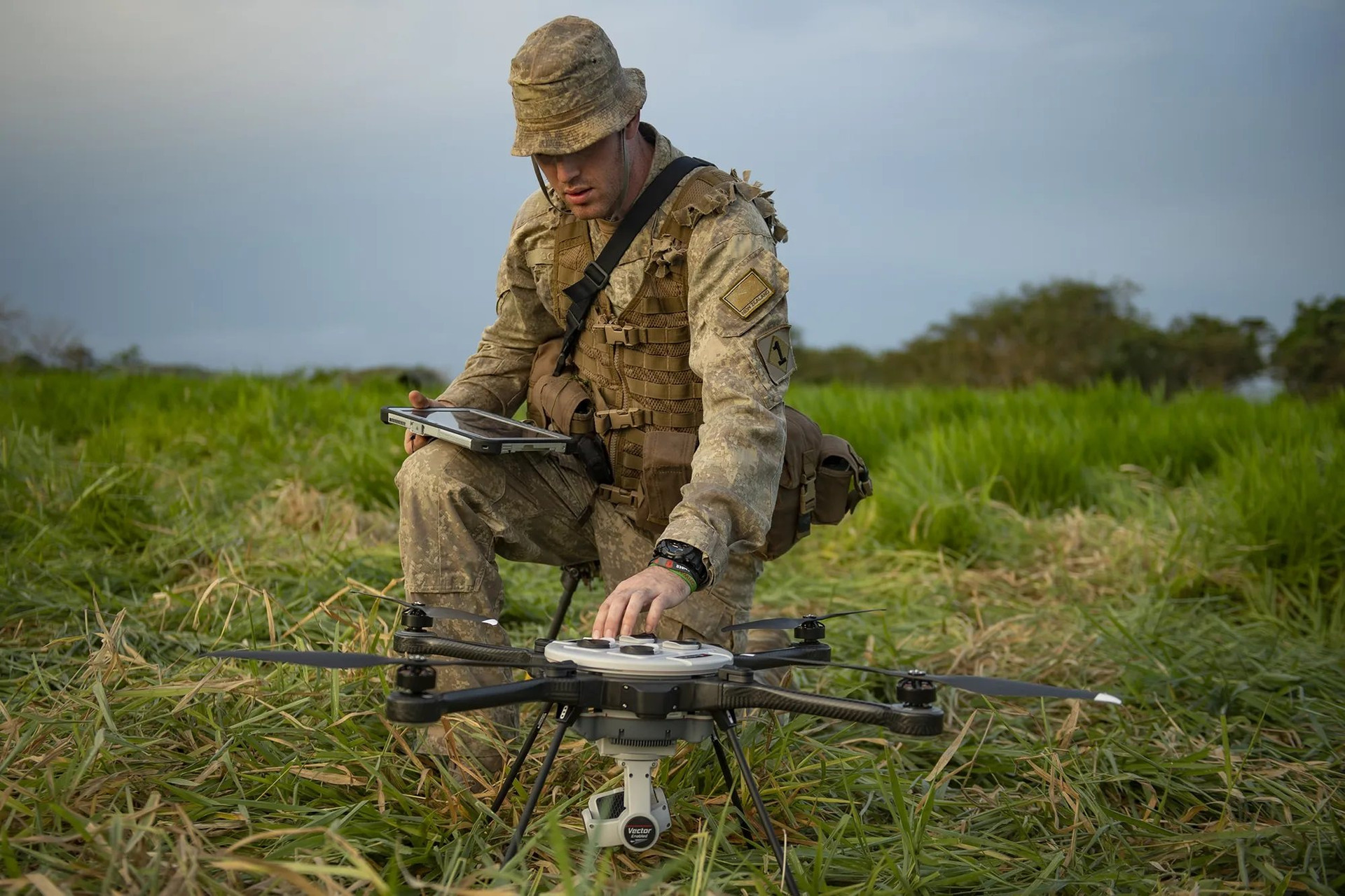 Một binh sĩ New Zealand sử dụng UAV. Ảnh: Quân đội New Zealand.