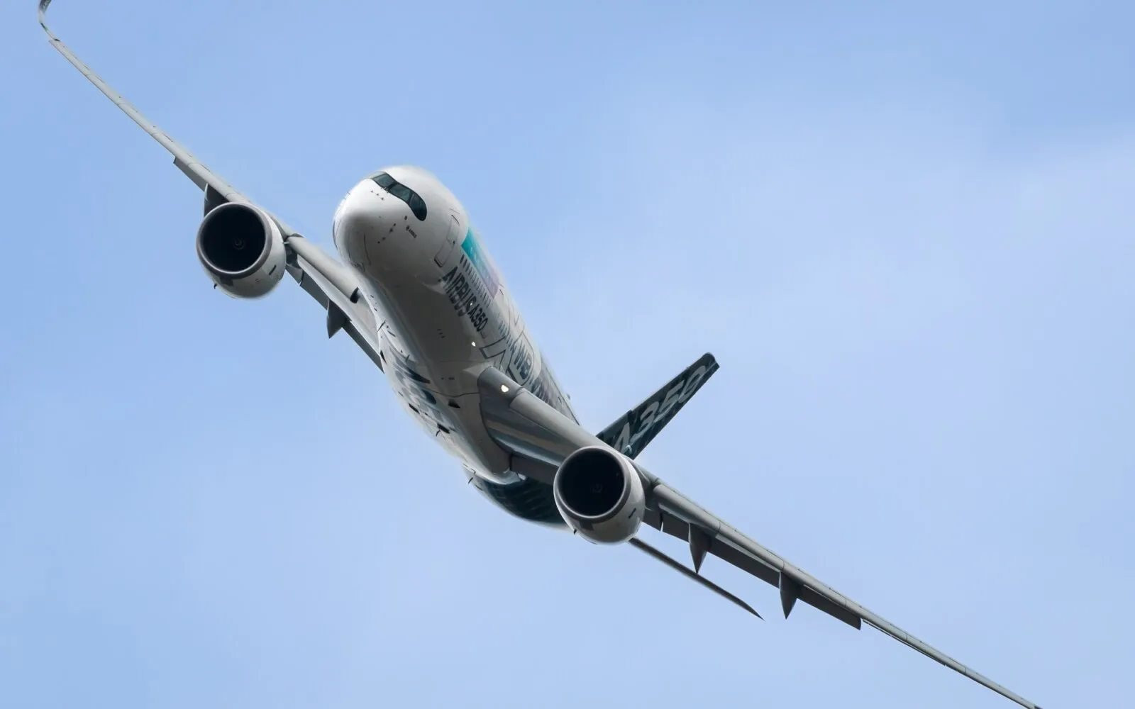 Tàu bay Airbus A350. Ảnh: James Arup/Shutterstock.com.