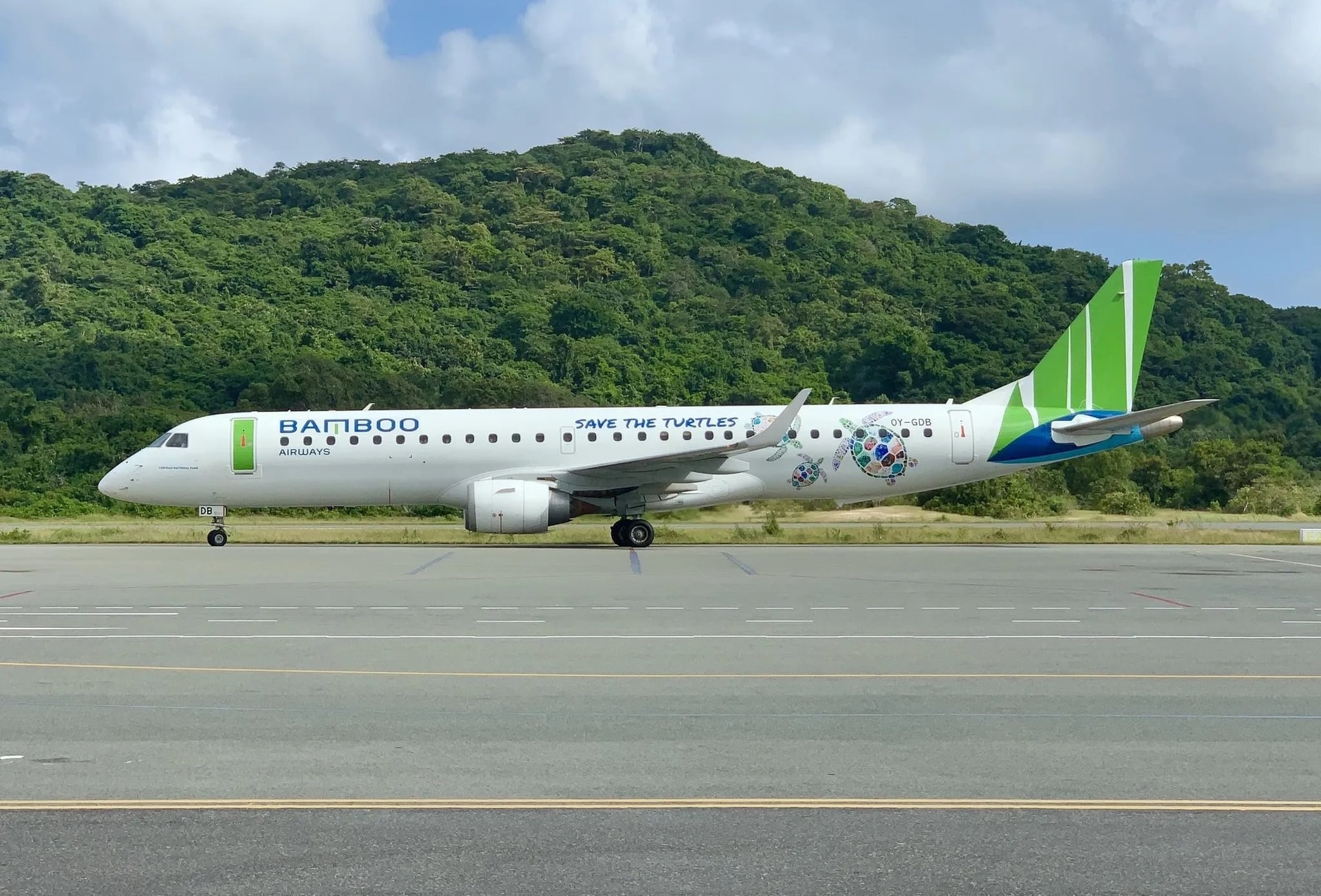 Tàu bay Embraer tại sân bay Cỏ Ống của Côn Đảo. Nguồn: Bamboo Airways.