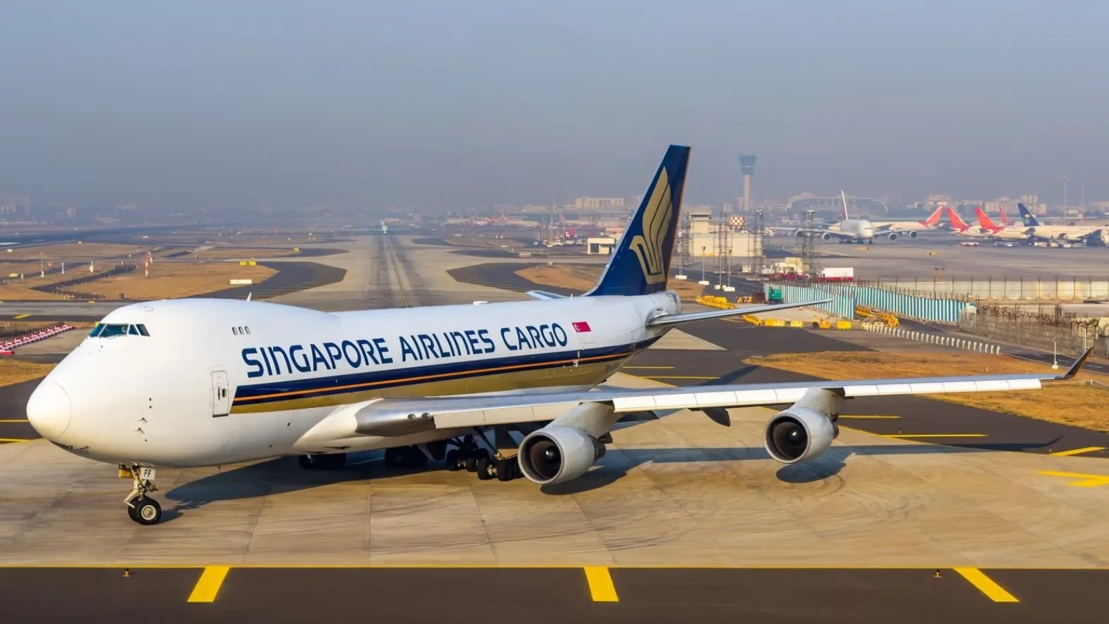 Một chiếc Boeing 747-400F chở hàng của Singapore Airlines. Ảnh: BoeingMan777/Shutterstock.