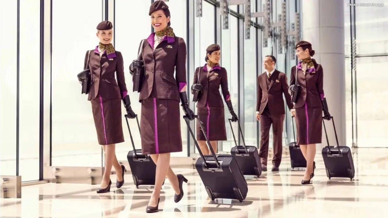 Một số thành viên phi hành đoàn của Etihad Airways mang theo vali đi qua sân bay. Ảnh: Etihad Airways.