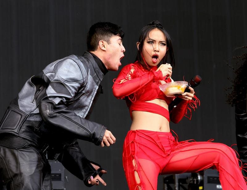 Nữ rapper Danupha 'Milli' Khanatheerakul ăn xôi xoài trên sân khấu Coachella Valley Music and Arts Festival 2022. Ảnh: Coachella 2022.