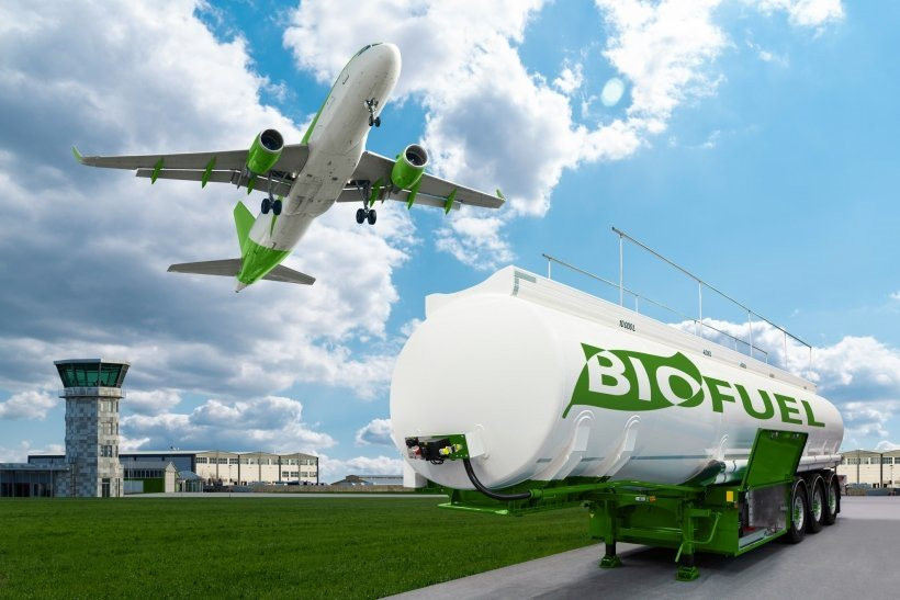 airplane-with-biofuel-trailer.jpeg