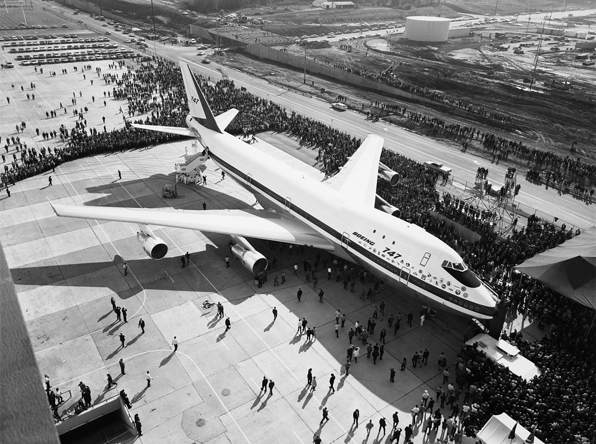 1200px-boeing_747_rollout_-3-.jpeg