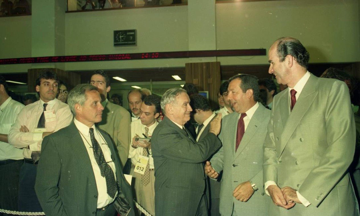 71187314_sao-paulo-sp07-12-1994empresaempresa-estatalprivatizacaoembraerleilao.jpg