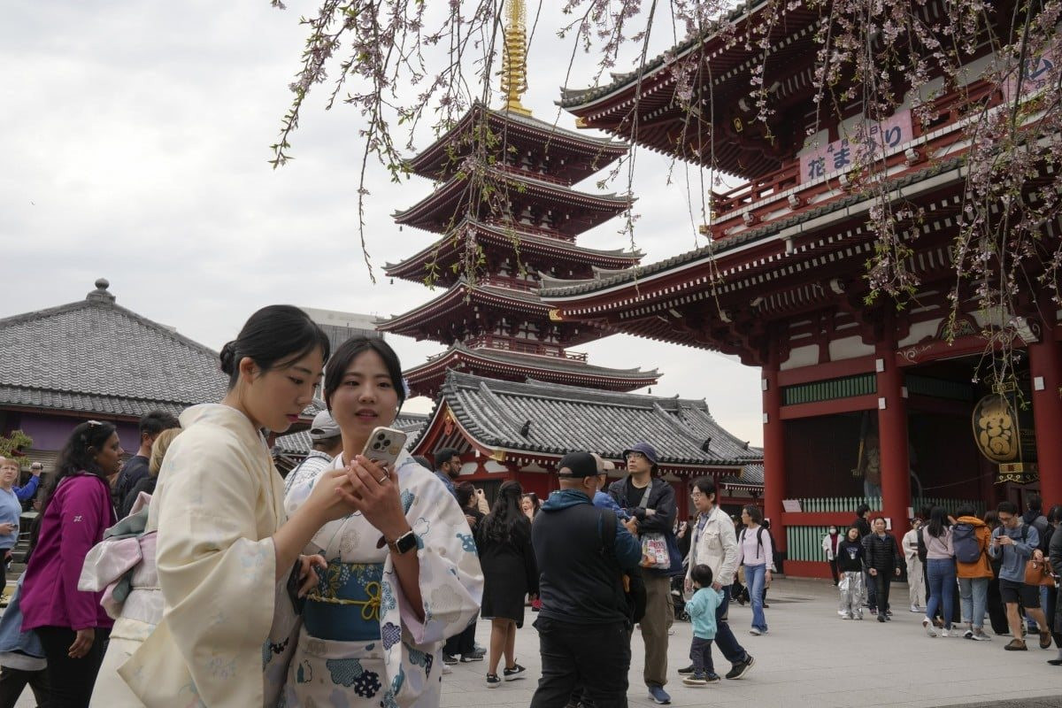 Du khách tham quan đền Sensoji ở khu Asakusa. Ảnh: EPA-EFE.