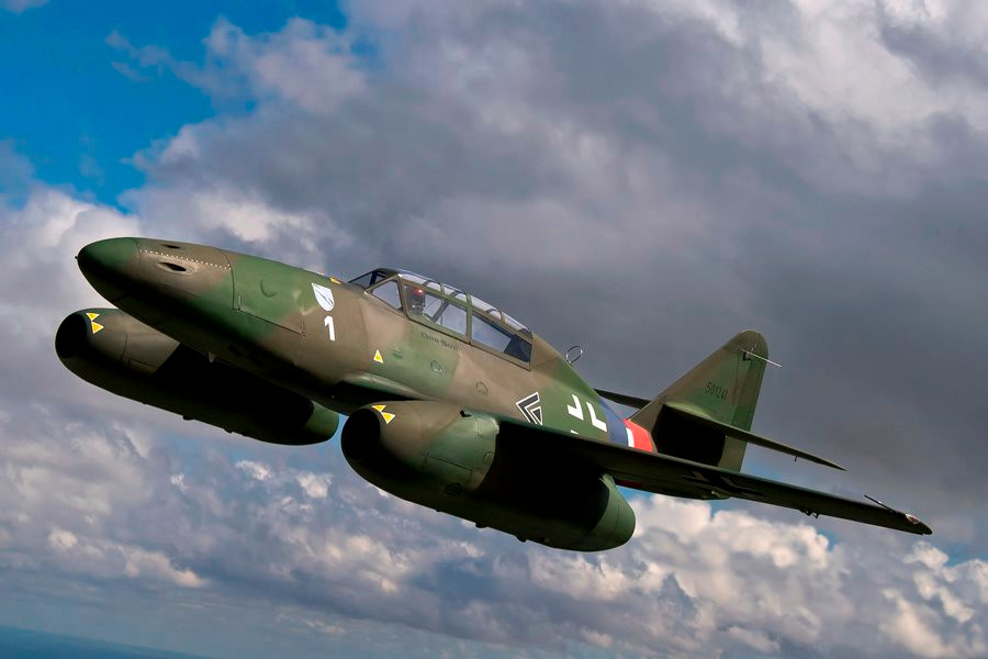 Messerschmitt Me-262 là chiếc máy bay gắn động cơ phản lực đầu tiên trên thế giới được Đức Quốc Xã đưa vào biên chế từ 7/1942. Trong kỷ nguyên máy bay cánh quạt sử dụng động cơ piston, Me-262 nhanh chóng khẳng định vị thế của mình. Trong thời gian ngắn ngủi, những chiếc máy bay phản lực Đức đã hạ khoảng 550 máy bay của quân Đồng minh, trở thành loại máy bay nguy hiểm nhất Thế chiến thứ 2. Ảnh: Vintage Aviation.