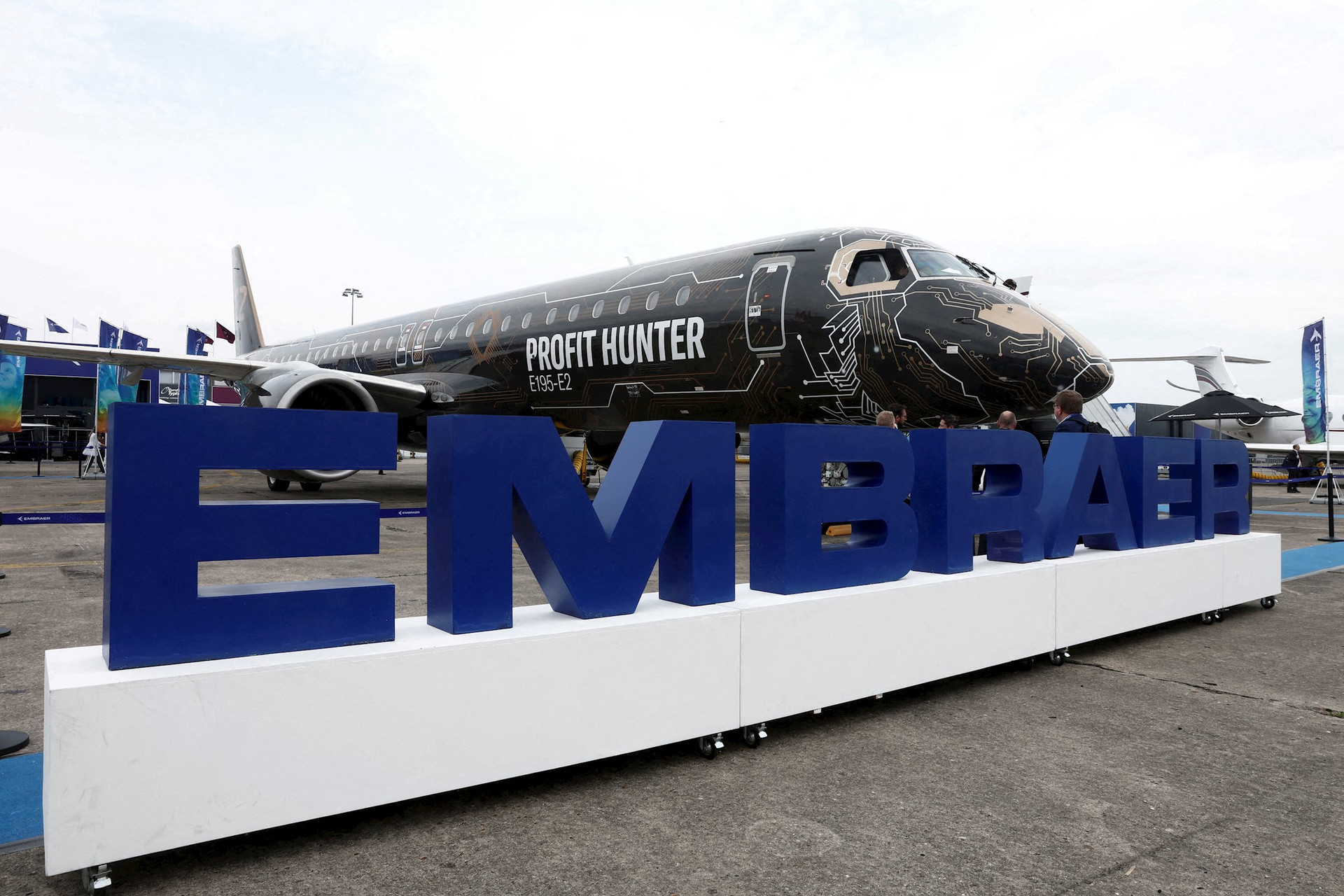 Embraer hiện là hãng sản xuất máy bay dân dụng lớn thứ 3 thế giới, chí sau Boeing và Airbus. Ảnh: Reuters.