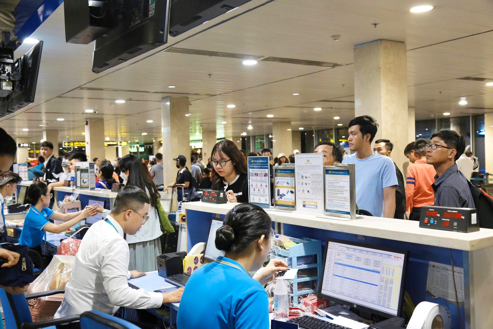 Hành khách làm thủ tục tại quầy. Ảnh: Vietnam Airlines.