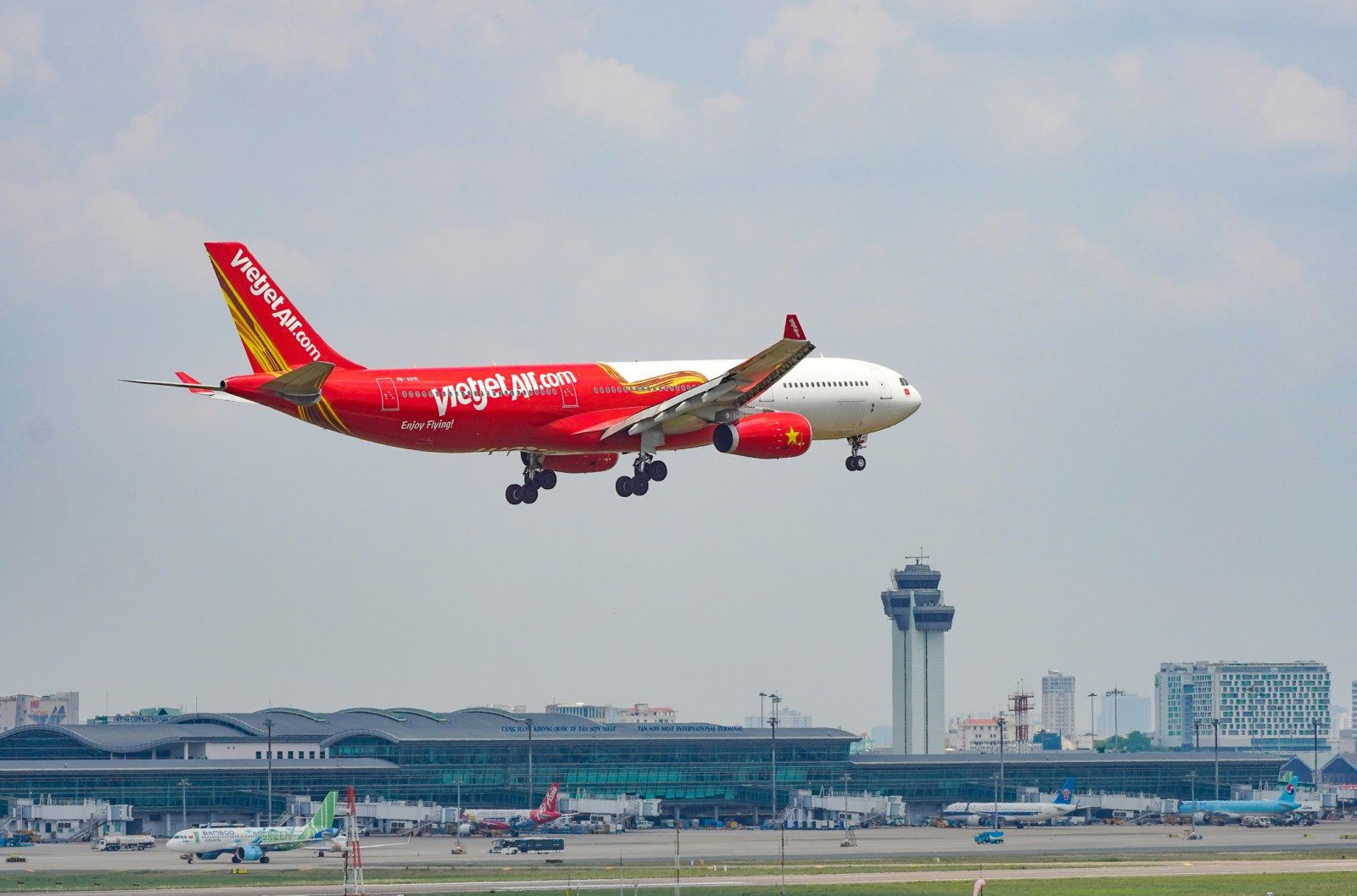 Phía Vietjet mong muốn các khoản thuế, phí sớm được cải thiện. Ảnh: Vietjet.