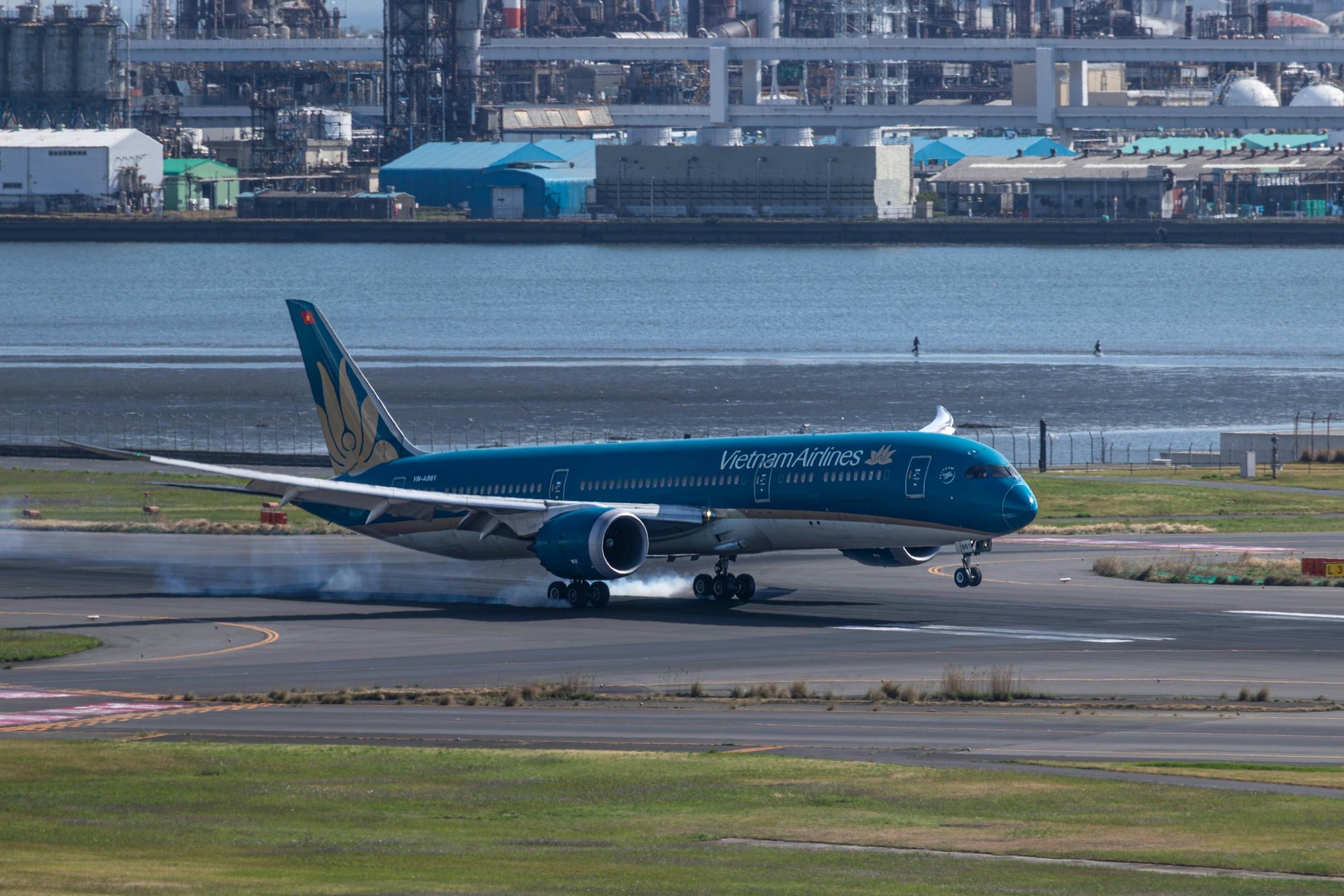 Máy bay của Vietnam Airlines hạ cánh tại sân bay Haneda (Nhật Bản). Ảnh: Ryuno/Unsplash.