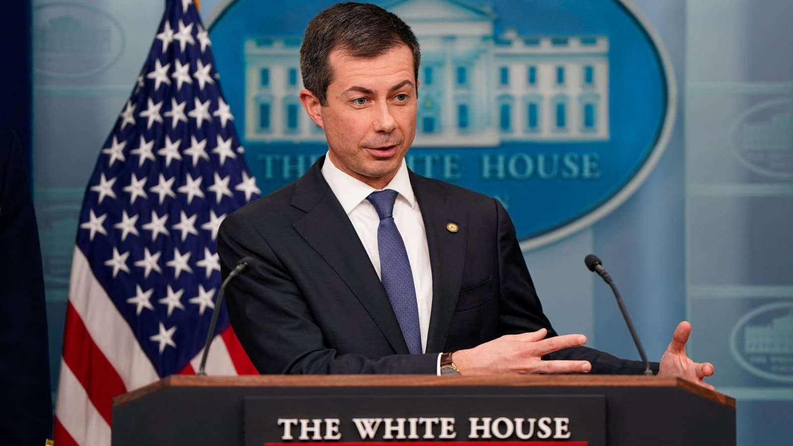 Bộ trưởng Giao thông Mỹ Pete Buttigieg. Ảnh: Reuters.