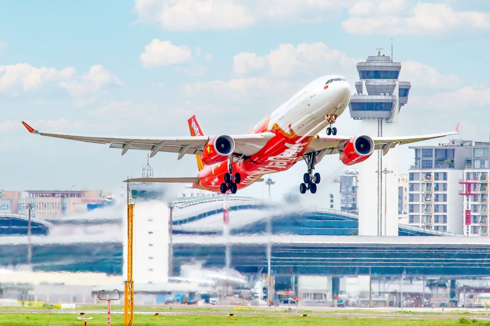 vietjet-aircraft-taking-off-17169699693481498215026.jpg