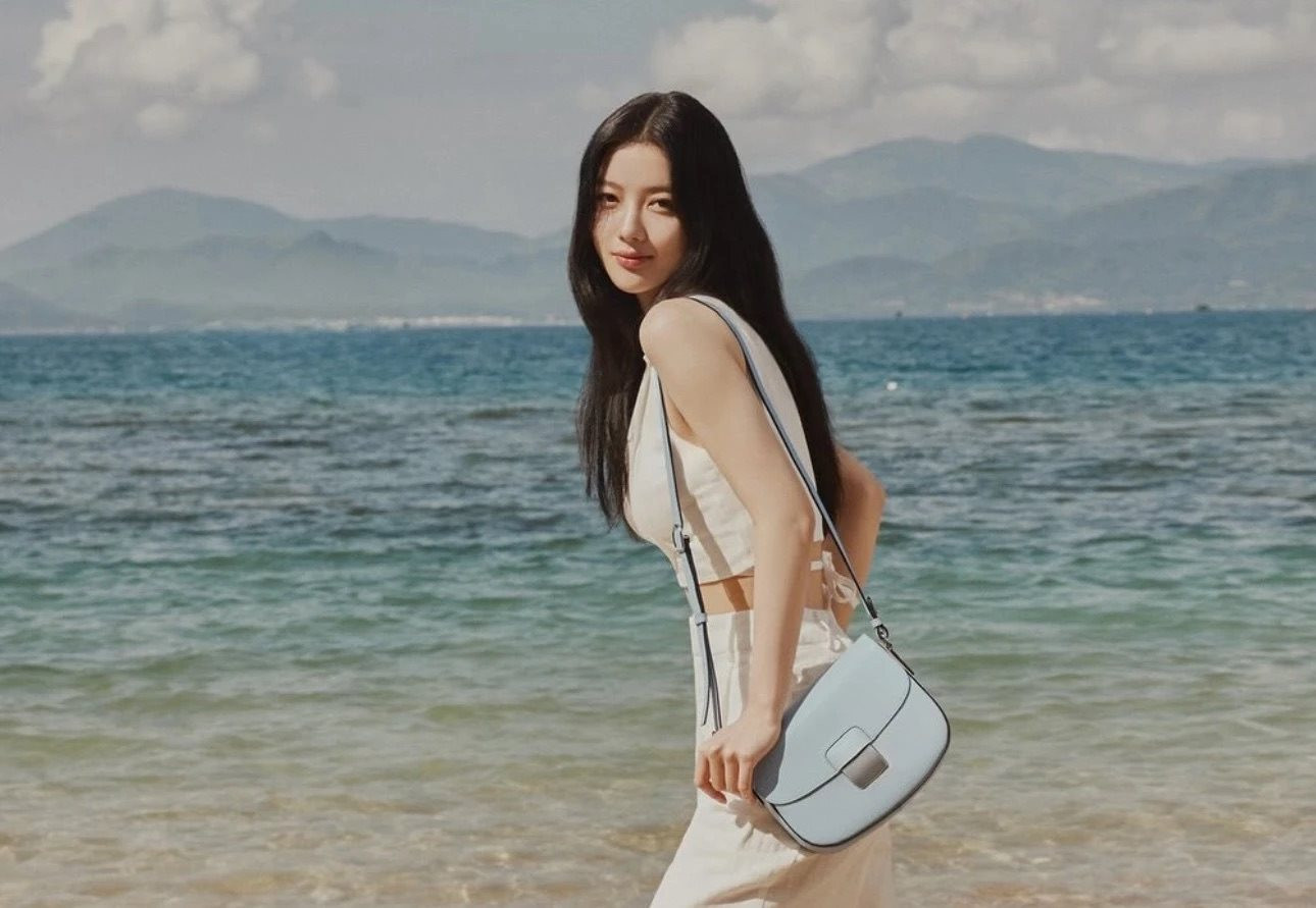 Nữ diễn viên Hàn Quốc Kim Yoo Jung nghỉ dưỡng tại một resort ở vịnh Ninh Vân, Khánh Hoà. Ảnh: @your_r_love. 