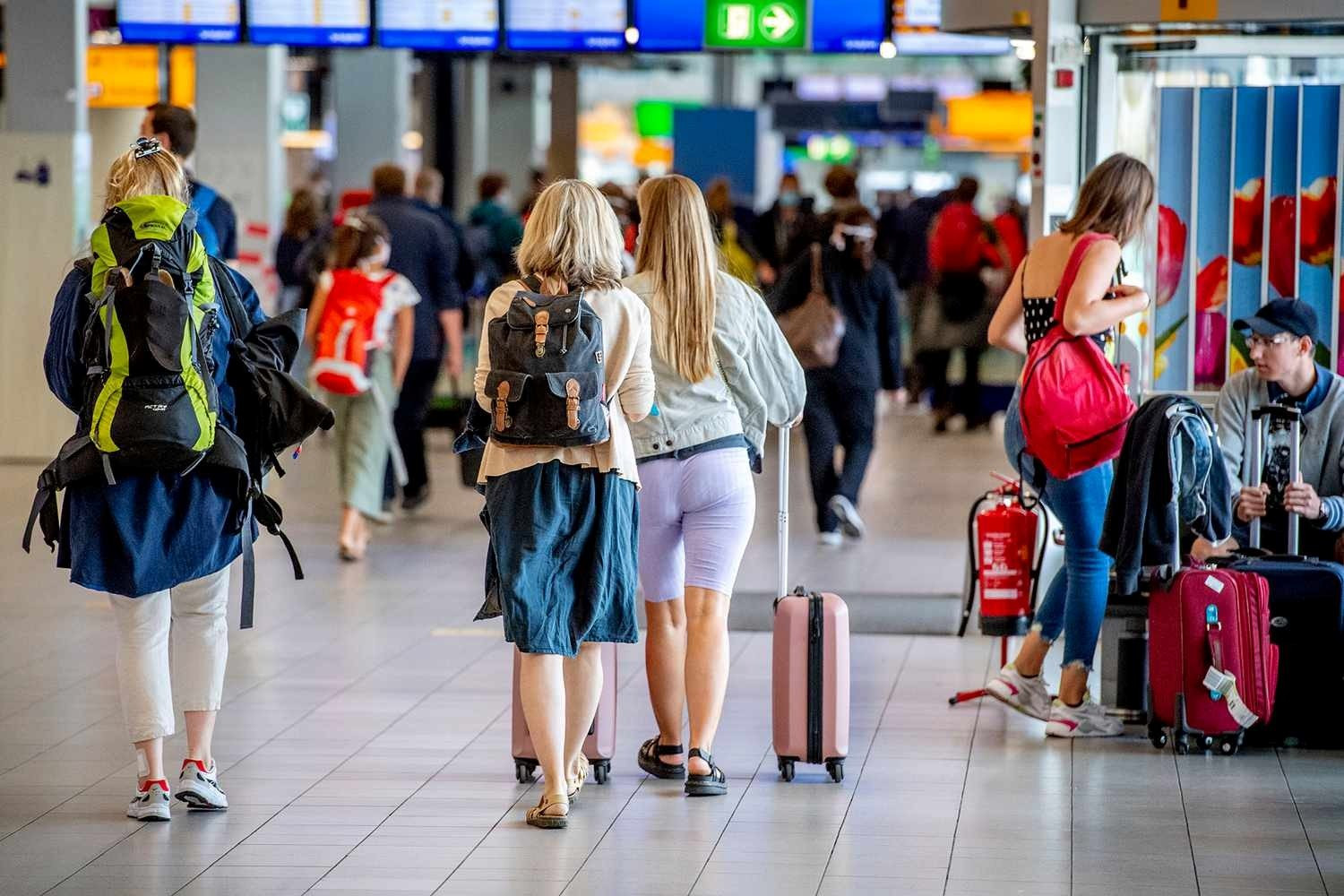 busy-airport-summer-schipol-busy.jpg