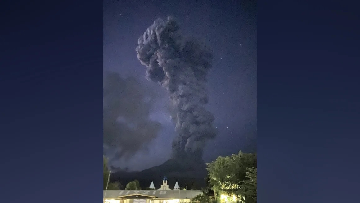 nui lua philippines phun tro bui cao hang kilomet nhieu chuyen bay bi huy hinh 1