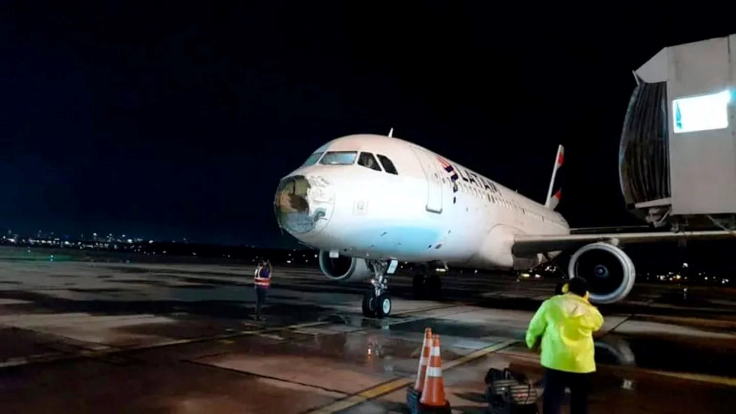 plane-goes-through-thunderstorm.jpg