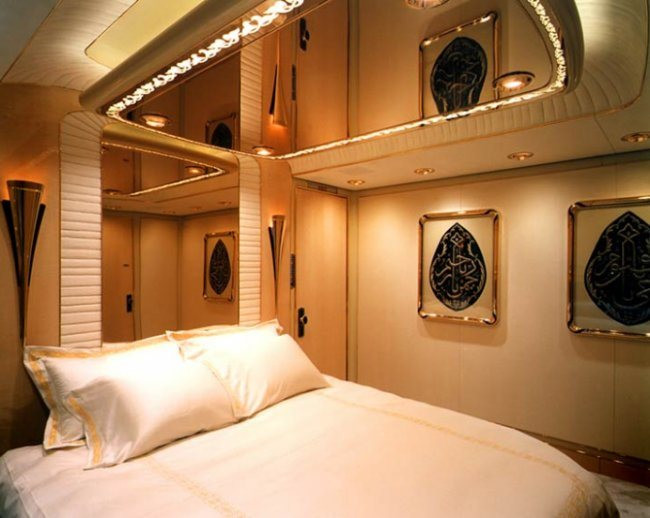 worlds-most-expensive-private-jet-is-the-floating-palace-gold-plated-boeing-747-400_9.jpg