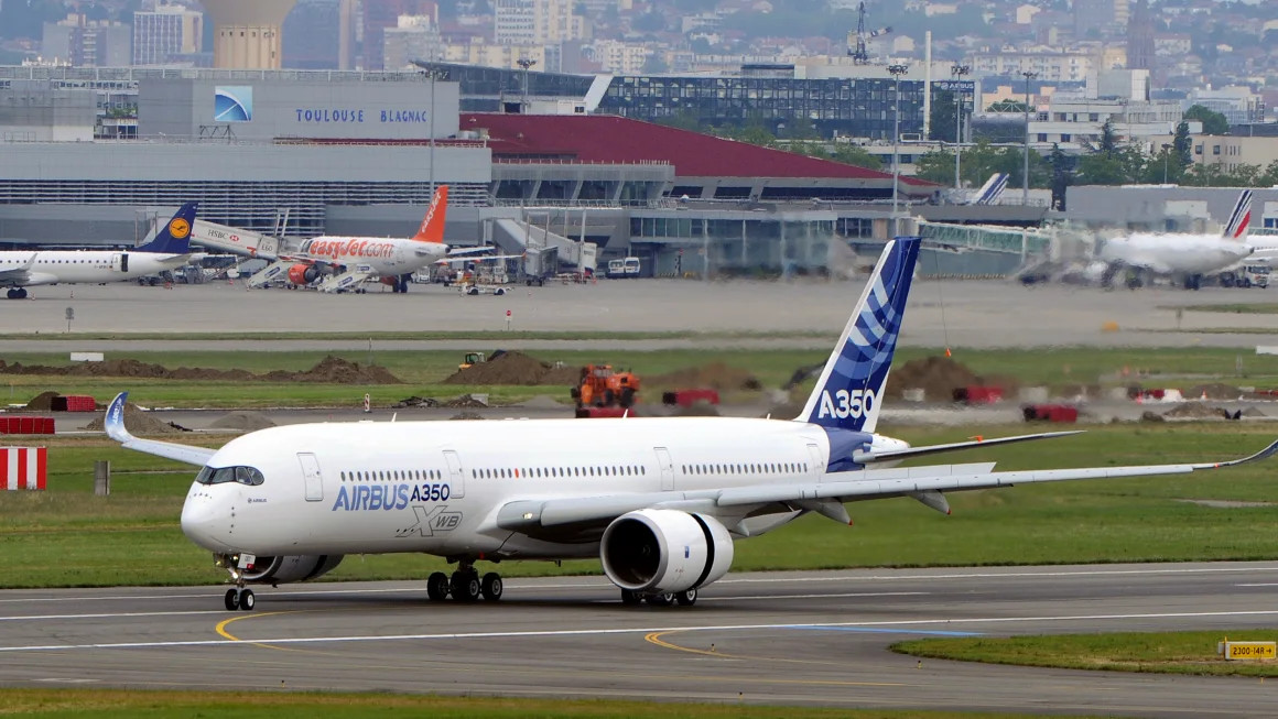 Chiếc A350 đầu tiên ra lò vào tháng 5/2013. Ảnh: Getty.