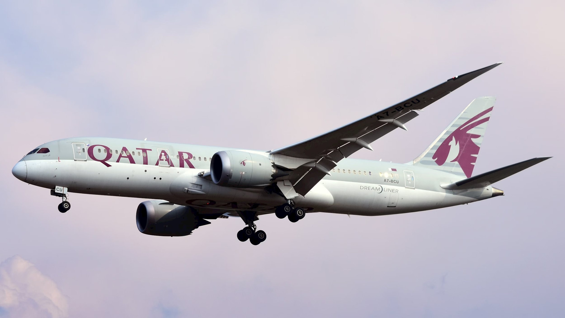 Qatar Airways được thành lập vào năm 1993. Đây là một trong những hãng hàng không quốc tế trẻ nhất phục vụ chuyến bay đến và đi tới cả 6 lục địa, kết nối hơn 160 điểm đến trên thế giới mỗi ngày. Hãng có trụ sở tại Doha (Qatar), có đường bay đến tất cả các châu lục trên thế giới (trừ Nam Cực). Hãng có chuyến bay thẳng dài thứ hai thế giới từ Doha (Qatar) đến Auckland (New Zealand), vốn dĩ đây là đường bay dài nhất cho đến khi có chuyến bay của Singapore Airlines (Singapore) đến thành phố New York