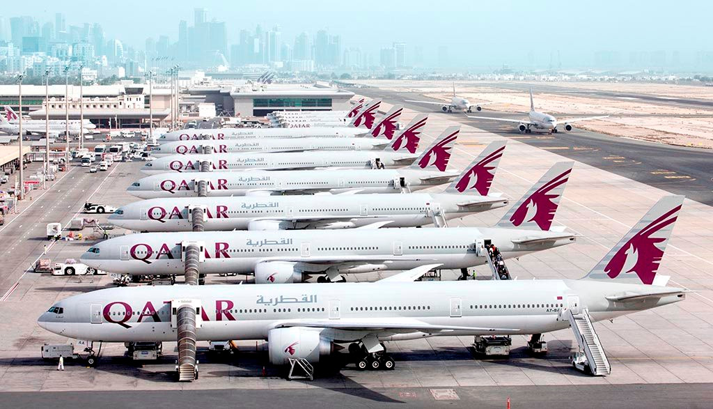 Đội máy bay của Qatar tương đối mới, trung bình mới vận hành trong 5 năm. Qatar khai thác nhiều loại máy bay bao gồm Airbus A320, A330, A350 và A380 - máy bay lớn nhất thế giới. Hãng cũng vận hành Boeing 737, 777 và Boeing 787 Dreamliner hiện đại nhất. Qatar Airways là hãng hàng không lớn nhất tiếp tục có các chuyến bay ổn định trong suốt đại dịch Covid-19 OVID-19. Mạng lưới của Qatar Airlines không bao giờ giảm xuống dưới 30 điểm đến với số lượng 200 máy bay. Ảnh: The Federal News.