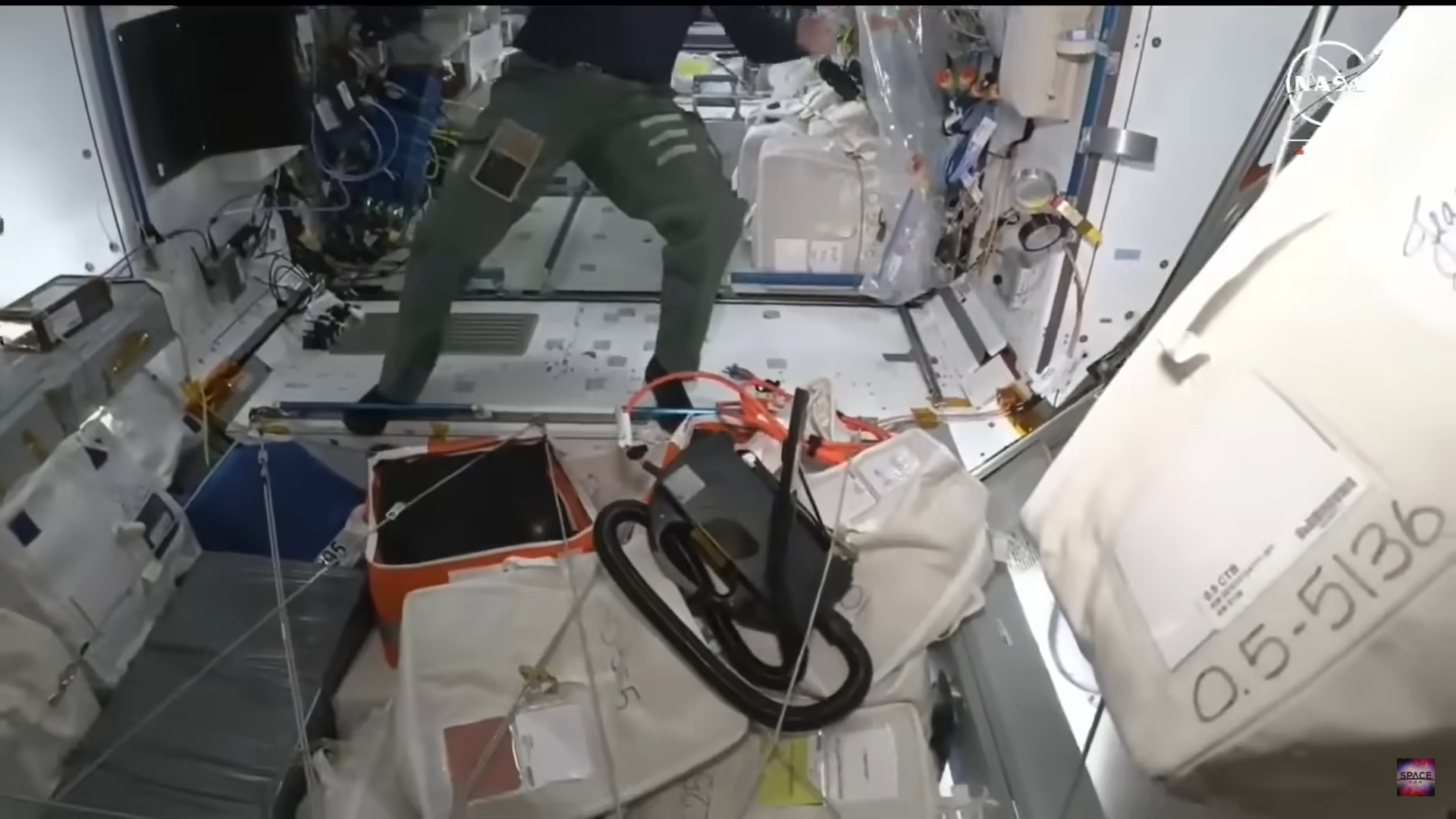 Chuyến tham quan kết thúc khi 2 phi hành gia quay trở lại ISS lúc phần sàn của trạm vụ trụ đang được hút bụi. Wilmore giải thích do thời điểm quay thứ Bảy, nên theo lịch trình, phi hành đoàn thường 