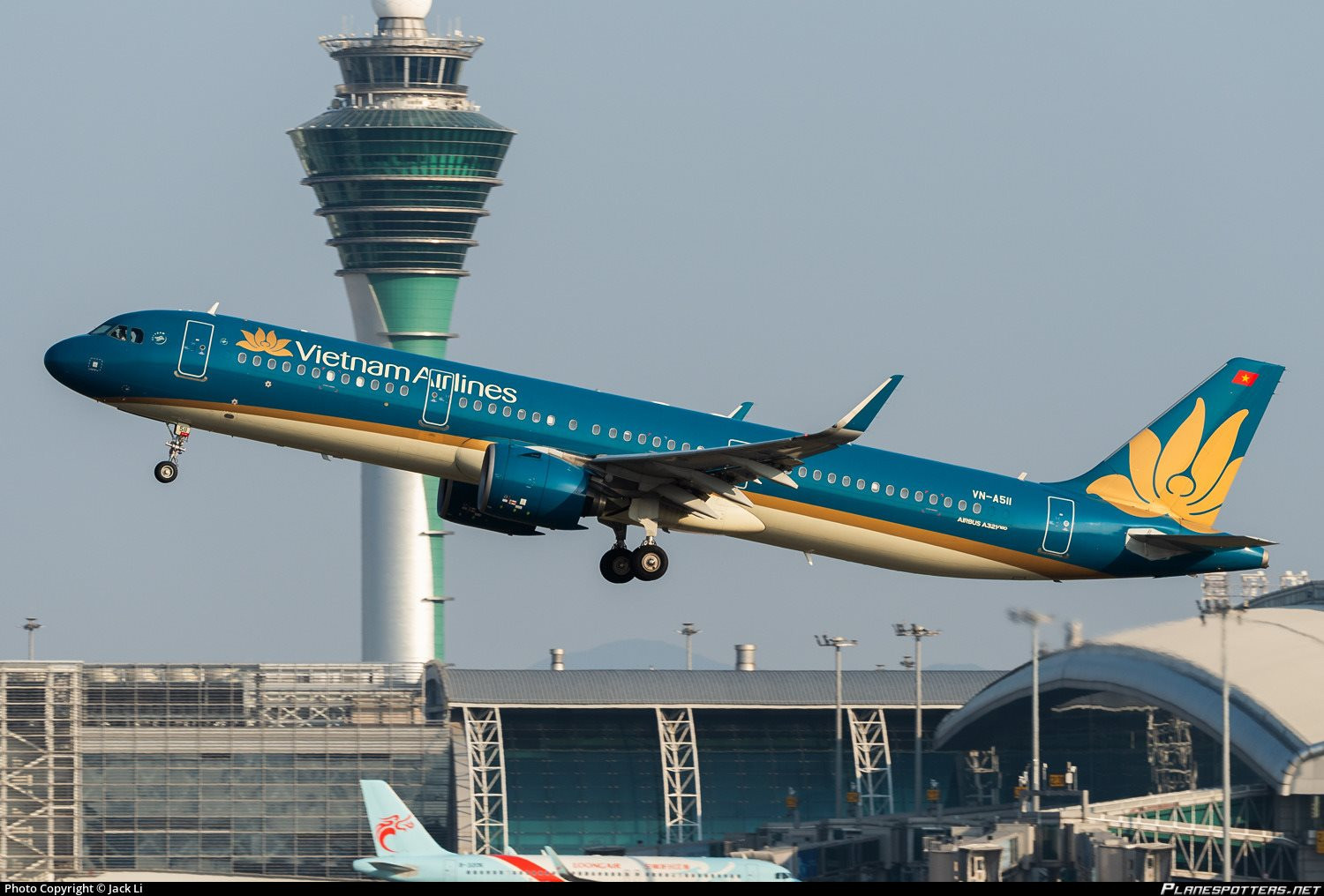 vn-a511-vietnam-airlines-airbus-a321-272n_planespottersnet_1558537_1d153d24e0_o.jpeg