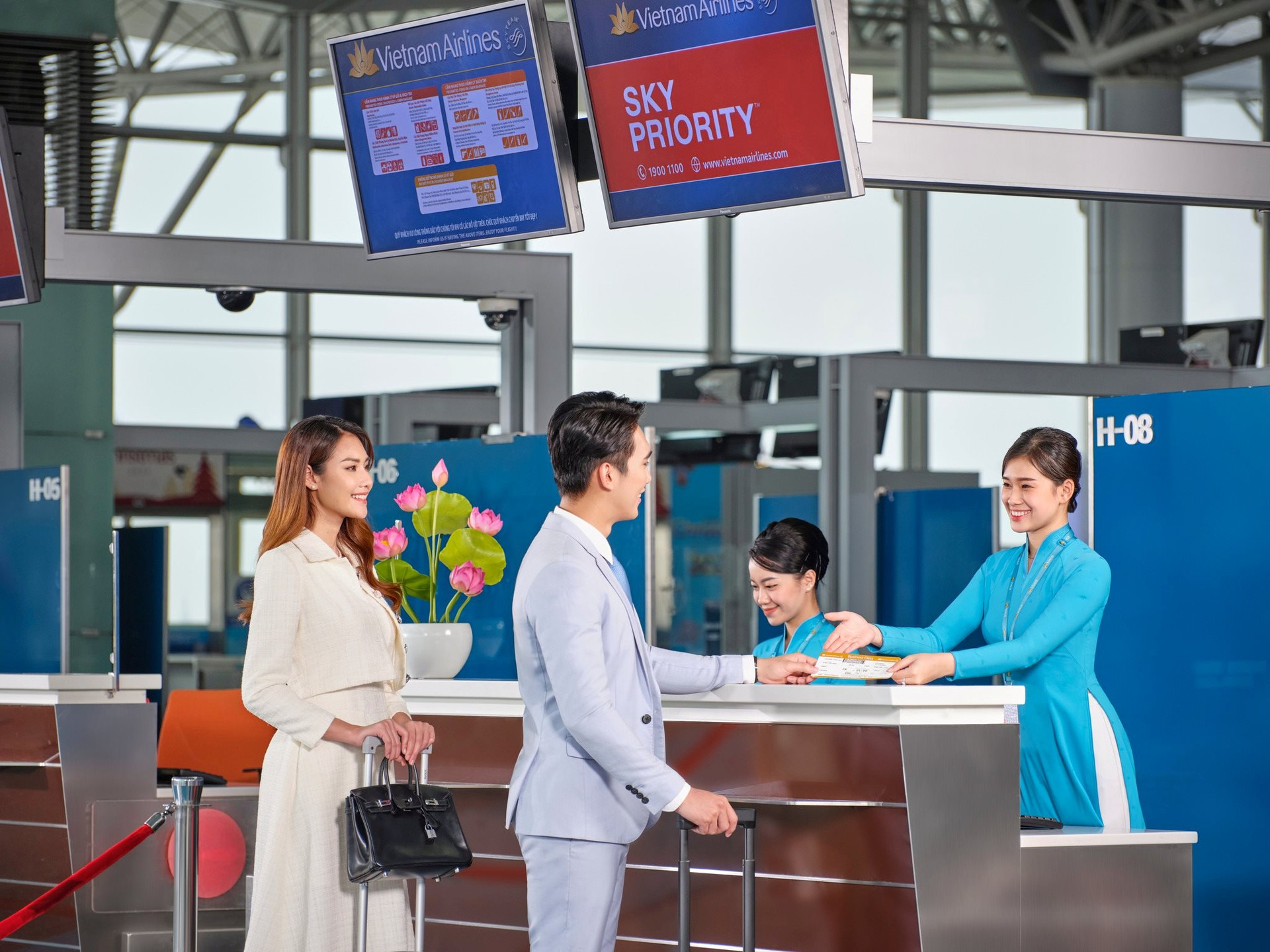 Hành khách làm thủ tục check-in tại sân bay. Ảnh: VNA.