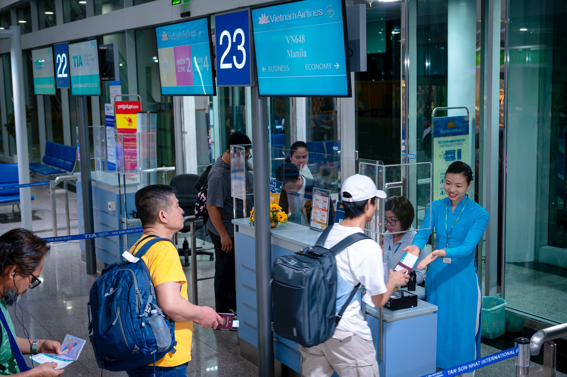 Những hành khách đầu tiên trên chuyến bay thẳng Việt Nam - Philipines của Vietnam Airlines. Ảnh: VNA.