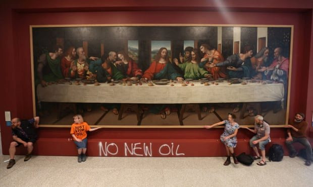 Hai thành viên Just Stop Oil dán keo bàn tay vào khung tranh The Last Supper của danh họa Leonardo da Vinci ở nhà tranh Royal Academy of Arts (Anh) hồi tháng 7/2022. Ảnh: James Manning/PA.