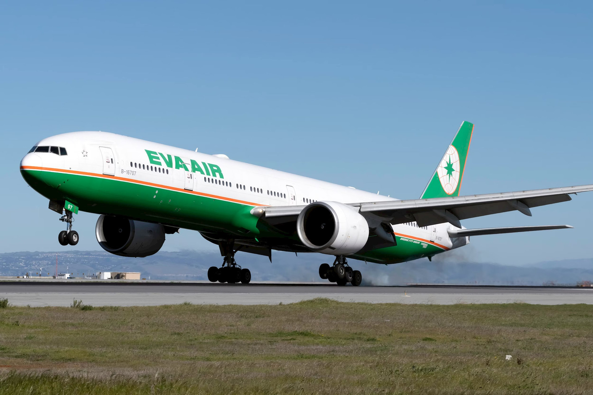 eva-air-boeing-777-35e-er-b-16707.jpeg