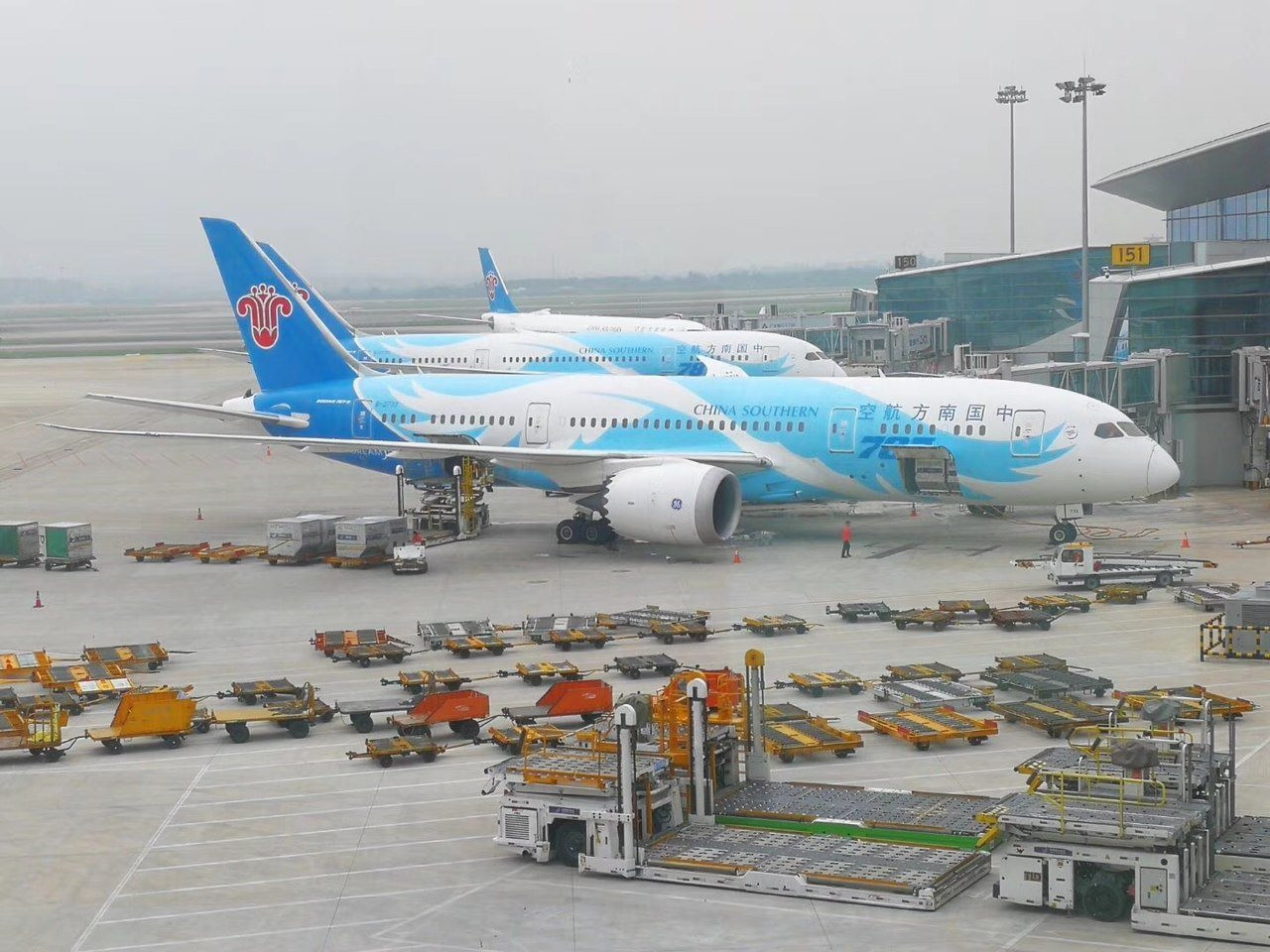 1280px-china_southern_airlines_b787-8_in_guangzhou_baiyun_int-l_airport.jpeg