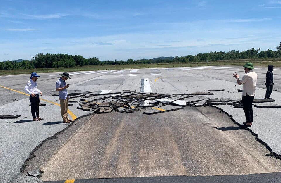 Đường băng sân bay Vinh bị lún, nứt vào tháng 7/2023. Ảnh: Báo Nghệ An.