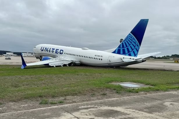 Máy bay của United Airlines sau khi lao khỏi đường băng ở Houston. Ảnh: Simple Flying.