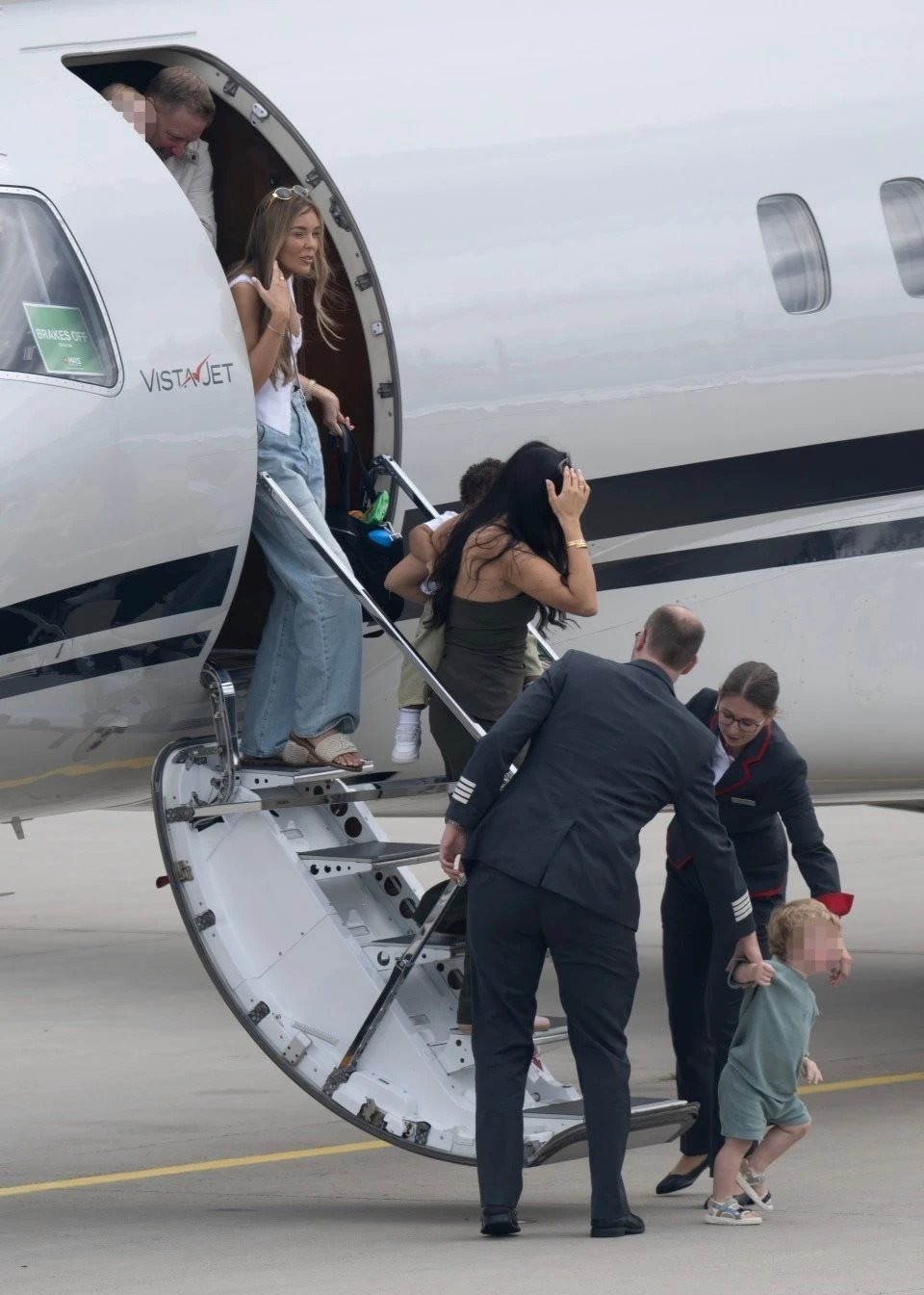 wags_arriving_erfurt_airport_day.jpg