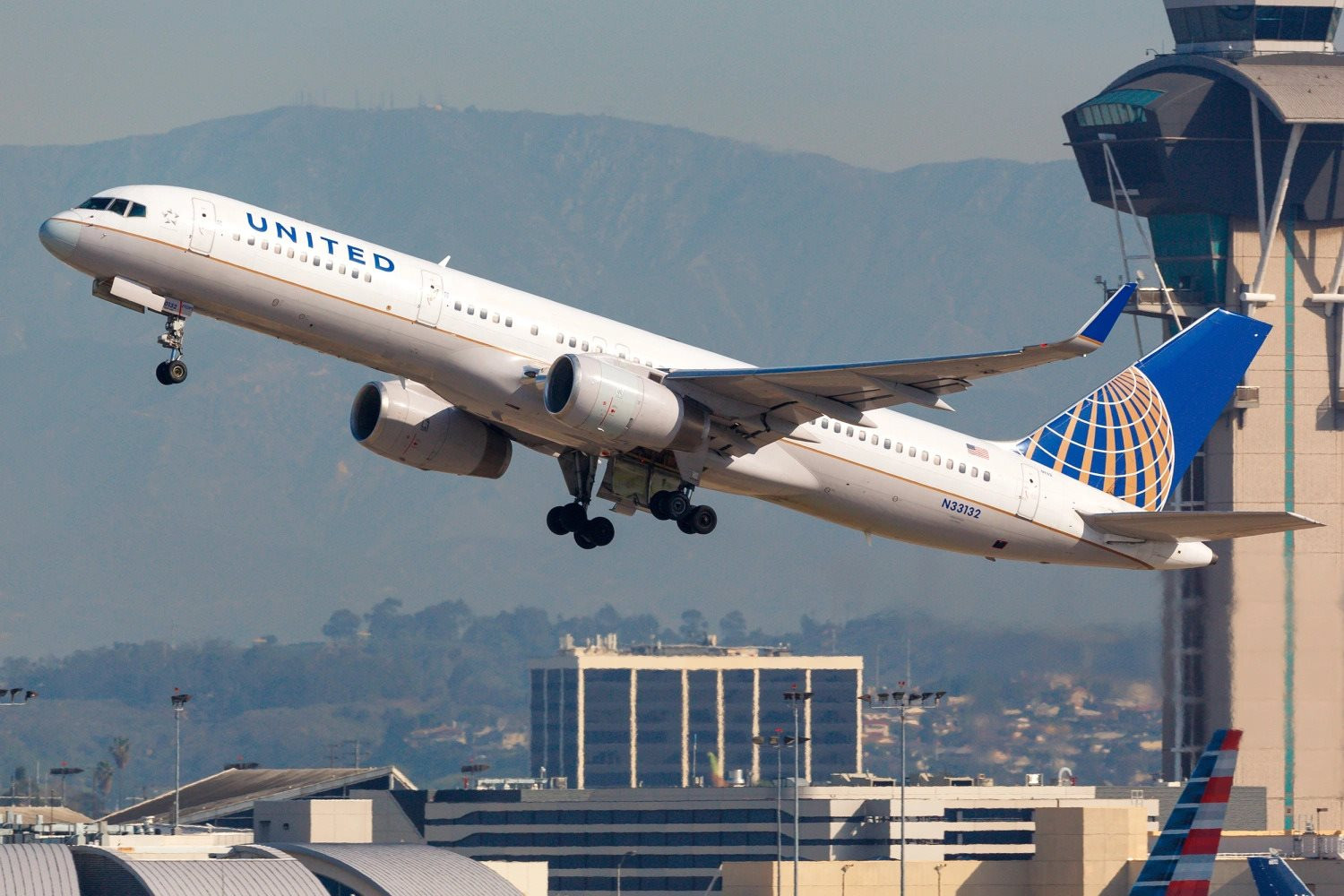 240708-lax-united-airlines-boeing-757-200-2016-ac-802p-c2371a.jpg