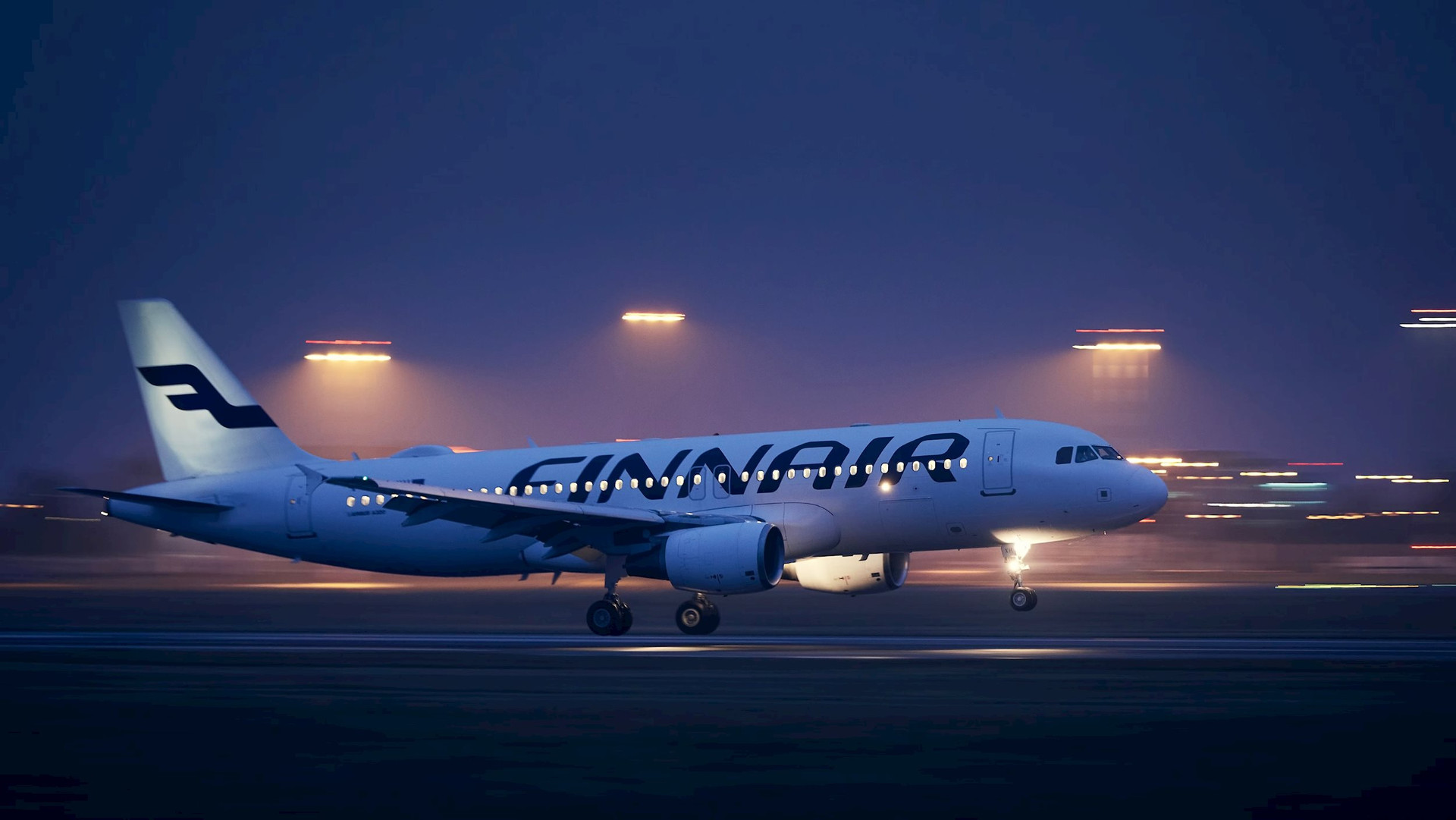 a-finnair-airbus-a320-landing-in-prague-during-the-night-jaromir-chalabala-1.jpeg