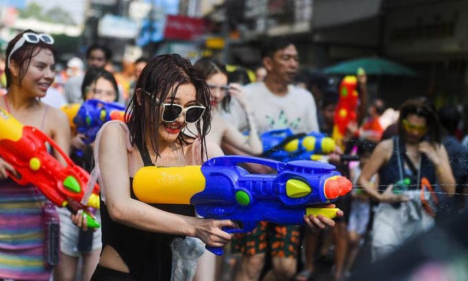 Du khách vui chơi tại lễ hội Songkran của Thái Lan. Ảnh: Reuters.