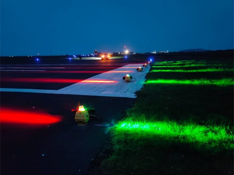 s4ga-sp-401s-solar-runway-threshold-end-light-green-red-768x576.jpg