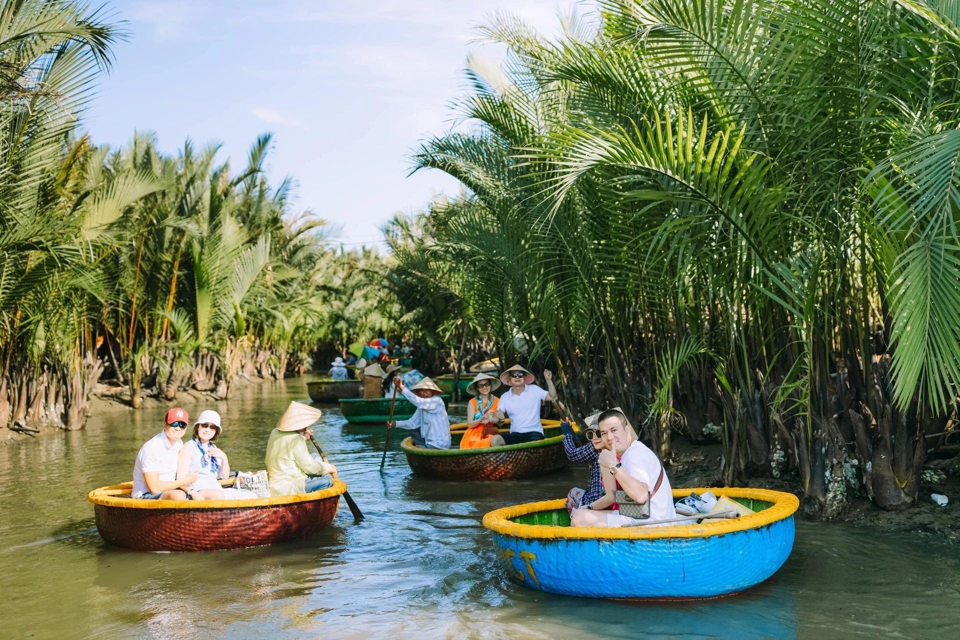 Du khách trải nghiệm đi thuyền thúng tại rừng dừa Bảy Mẫu, Hội An. Ảnh: Duy Hậu.