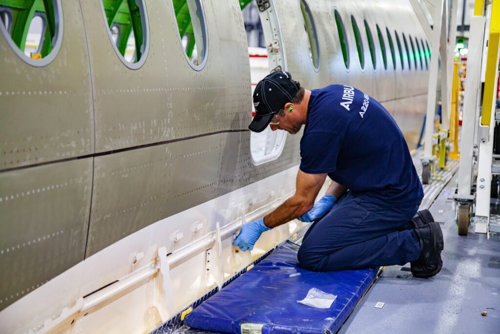 airbus_qantaslink-a220_mid-fuse-in-mirabel-pre-fal-5-1024x683.jpeg