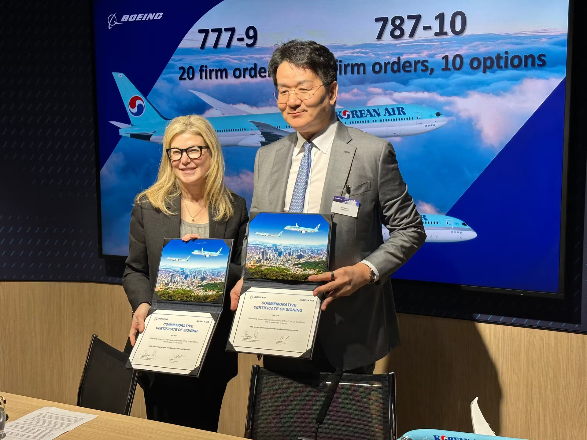 boeing-and-korean-air-executives-announcing-order (1)_11zon