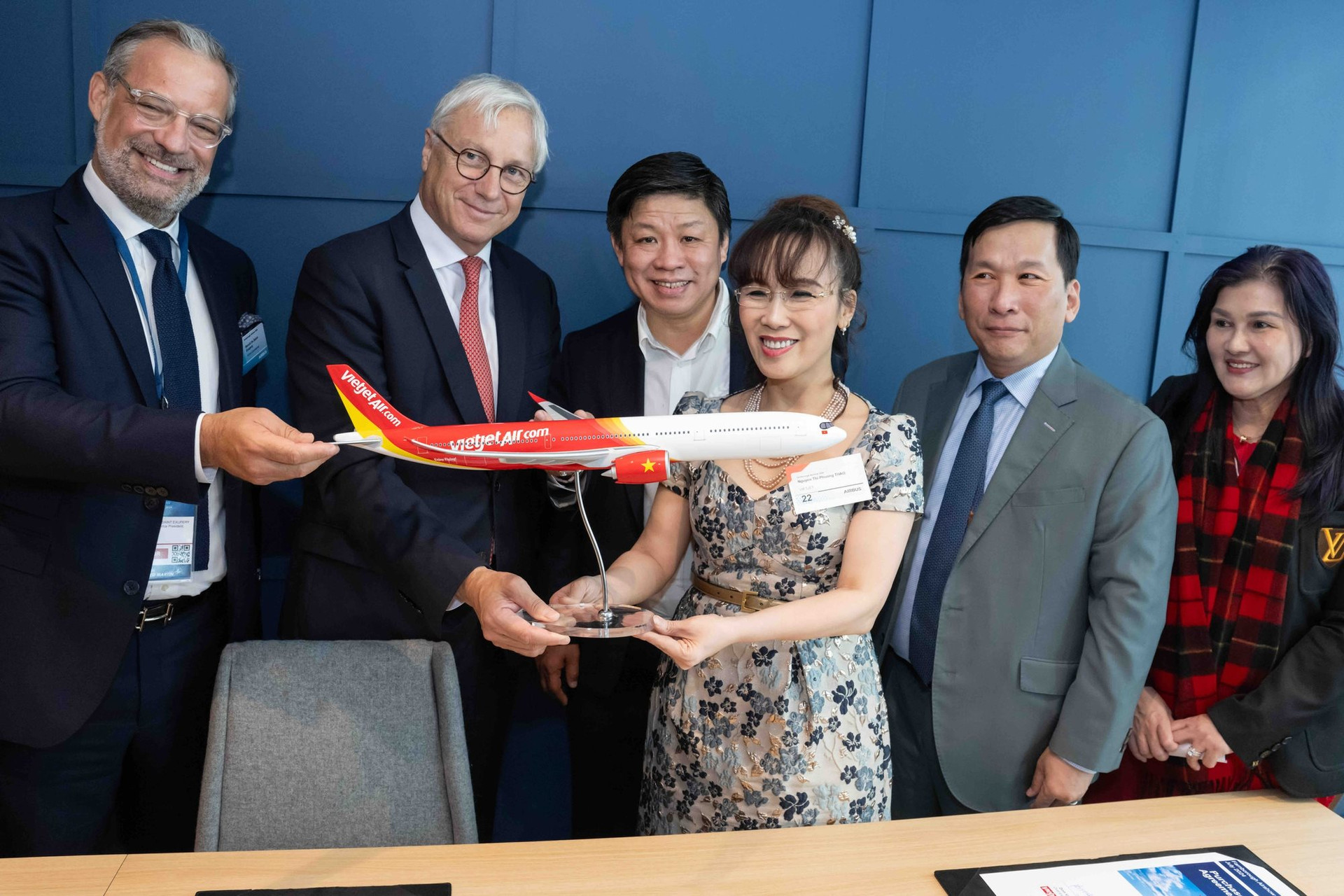 Bà Nguyễn Thị Phương Thảo, Chủ tịch HĐQT Vietjet (giữa) và ông Christian Scherer, Tổng giám đốc của Airbus (tóc bạc), cùng các lãnh đạo hai bên chứng kiến Lễ ký kết hợp đồng đặt mua 20 máy bay thân rộng thế hệ mới A330neo. Ảnh: VJ.