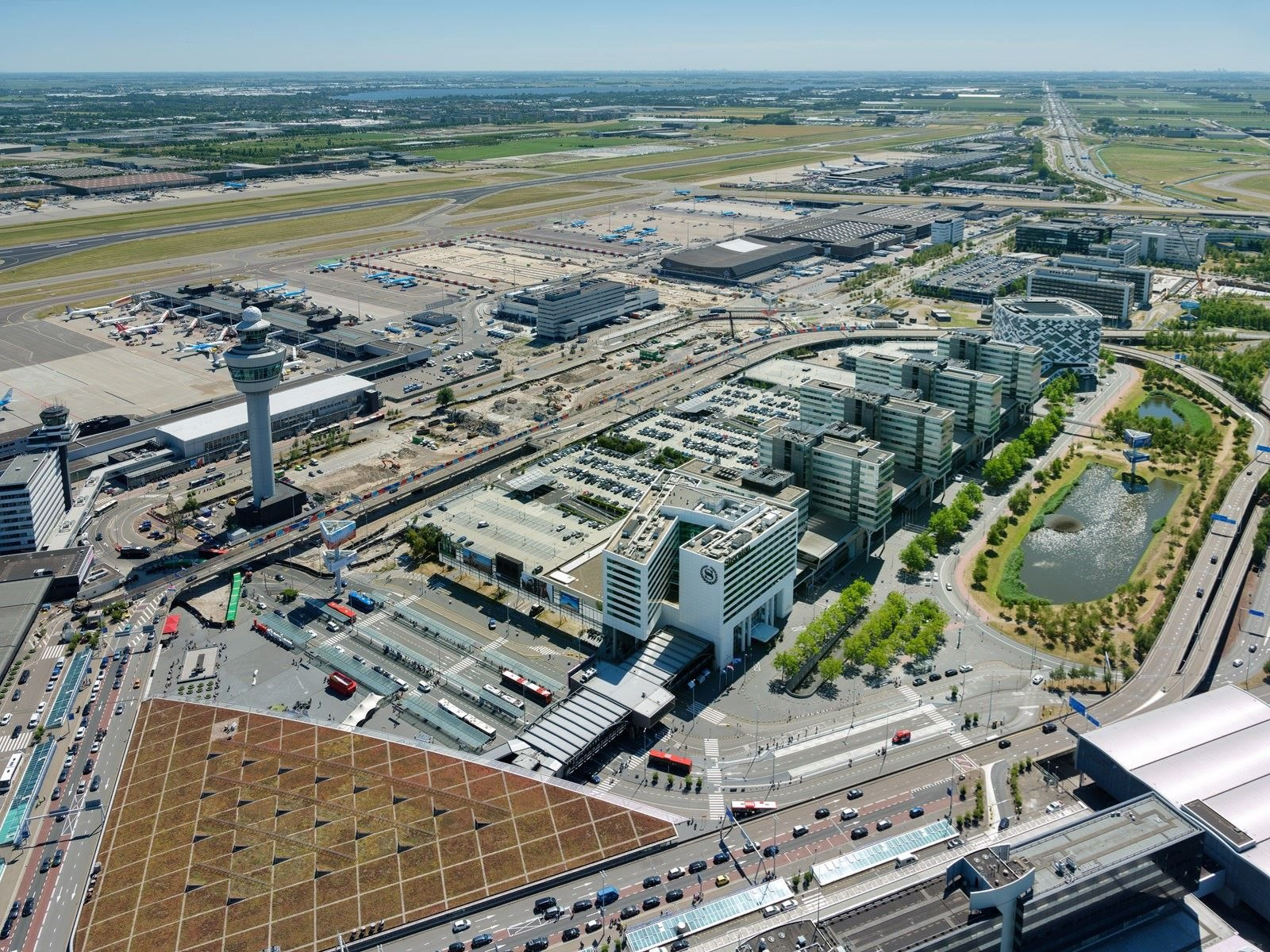 Hàng loạt doanh nghiệp phát triển xung quanh sân bay Amsterdam Schiphol tạo thành khu đô thị nhộn nhịp. Ảnh: CBRE.