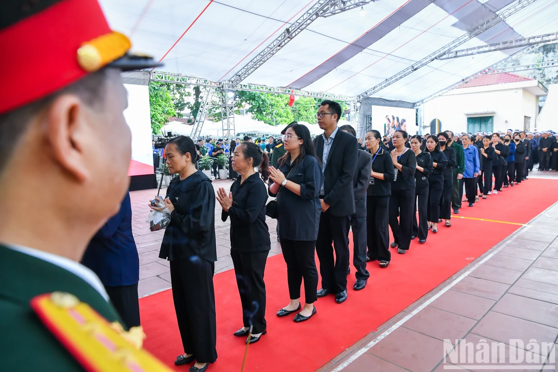 [Ảnh] Nhân dân xếp hàng dài viếng Tổng Bí thư Nguyễn Phú Trọng ở quê hương Lại Đà ảnh 14