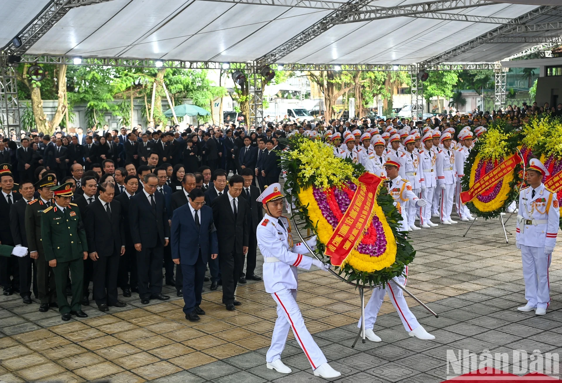 [Ảnh] Lãnh đạo Đảng, Nhà nước và Mặt trận Tổ quốc viếng Tổng Bí thư Nguyễn Phú Trọng ảnh 8