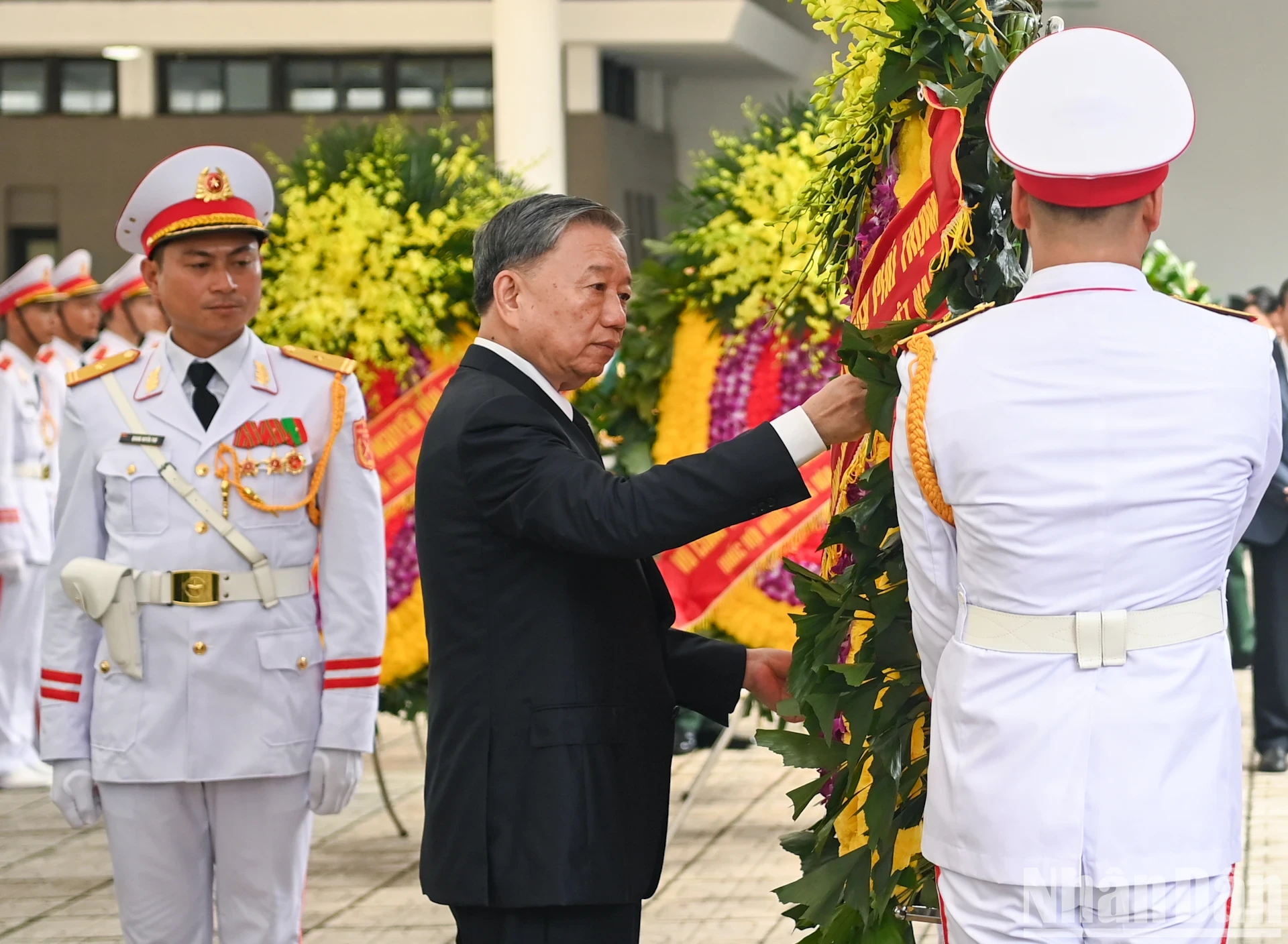 [Ảnh] Lãnh đạo Đảng, Nhà nước và Mặt trận Tổ quốc viếng Tổng Bí thư Nguyễn Phú Trọng ảnh 1