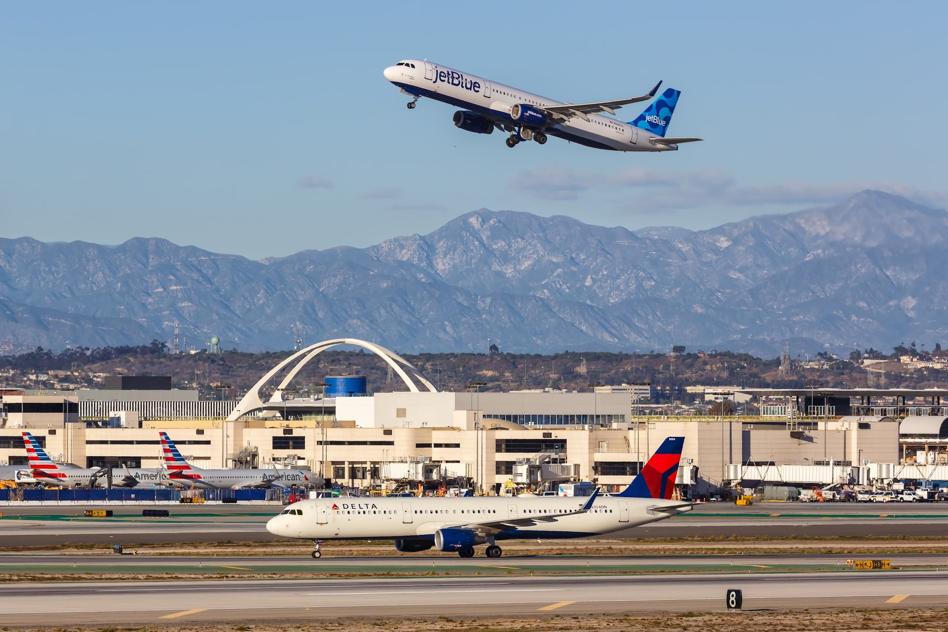 american-airlines-delta-air-lines-and-jetblue-aircraft-at-lax-shutterstock_2314610199.jpeg