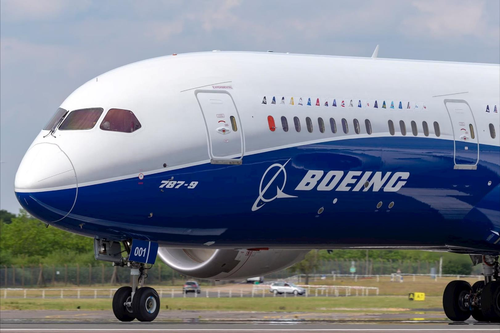 boeing-787-9-at-the-farnborough-international-airshow-2014-shutterstock_1258445287(1).jpeg